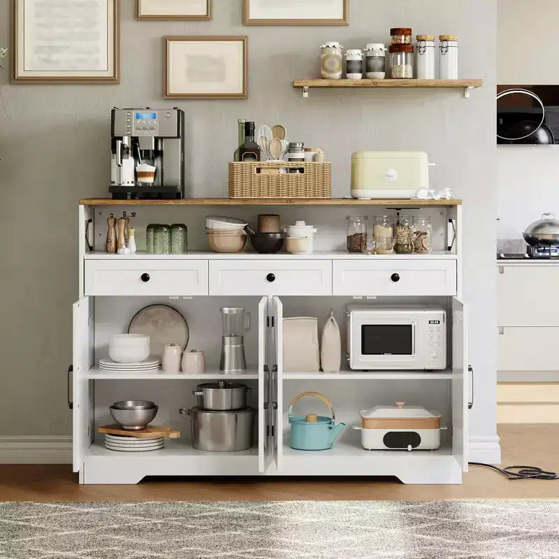 Buffet de ferme avec station de recharge, 3 tiroirs et 4 portes coulissantes, buffet de bar à café en bois de 51 pouces, meuble de rangement de cuisine