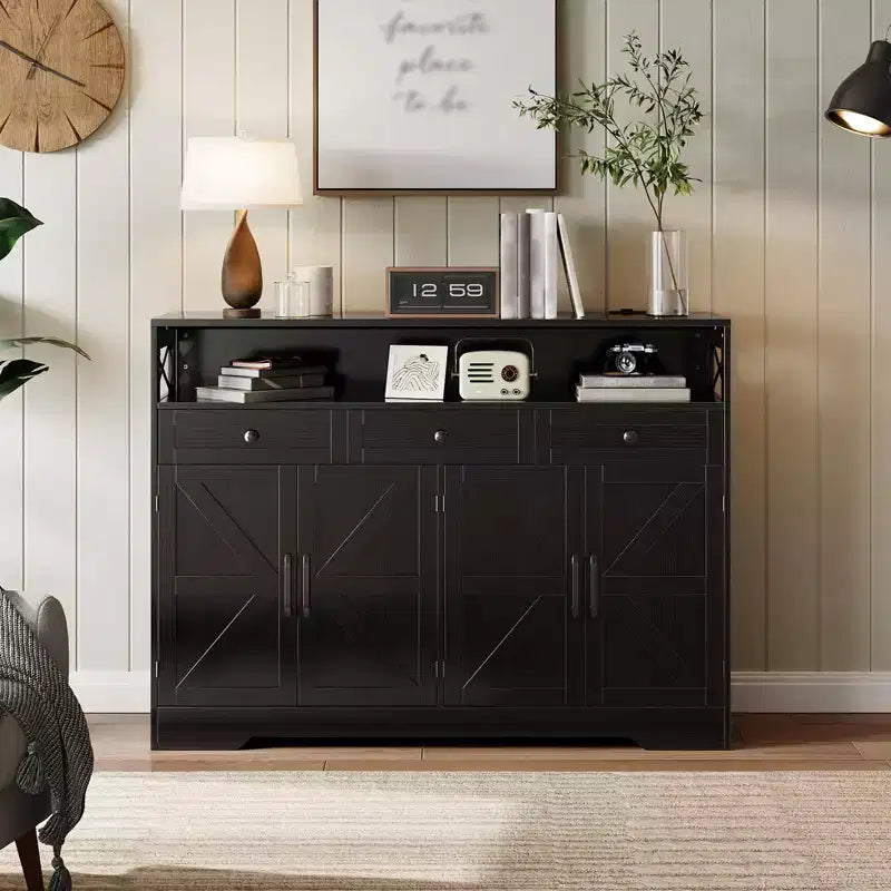 Buffet de ferme avec station de recharge, 3 tiroirs et 4 portes coulissantes, buffet de bar à café en bois de 51 pouces, meuble de rangement de cuisine